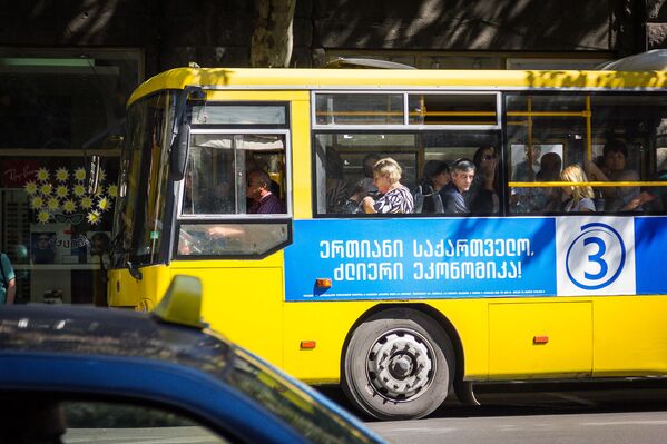 Предвыборная агитация на общественном транспорте - Sputnik Грузия