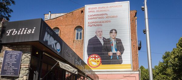 Один из предвыборных плакатов у метро Руставели в центре грузинской столицы Один из предвыборных плакатов у метро Руставели в центре грузинской столицы - Sputnik Грузия