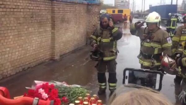 Спасатели возложили цветы к месту гибели коллег во время пожара в Москве - Sputnik Грузия