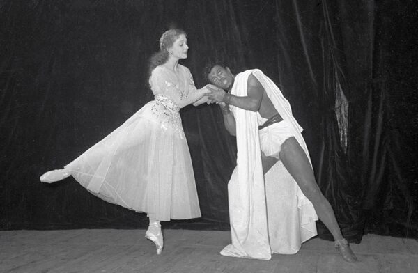 Утонченная, как лебедь — за что мы любим и помним балерину Веру Цигнадзе - Sputnik Грузия