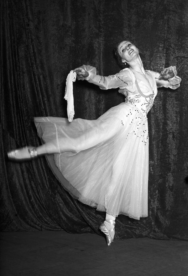 Утонченная, как лебедь — за что мы любим и помним балерину Веру Цигнадзе - Sputnik Грузия