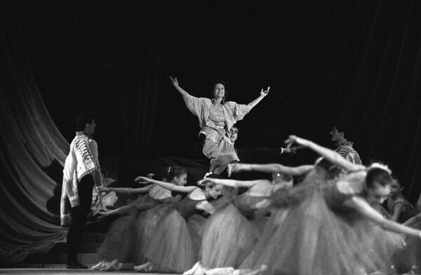 Утонченная, как лебедь — за что мы любим и помним балерину Веру Цигнадзе - Sputnik Грузия