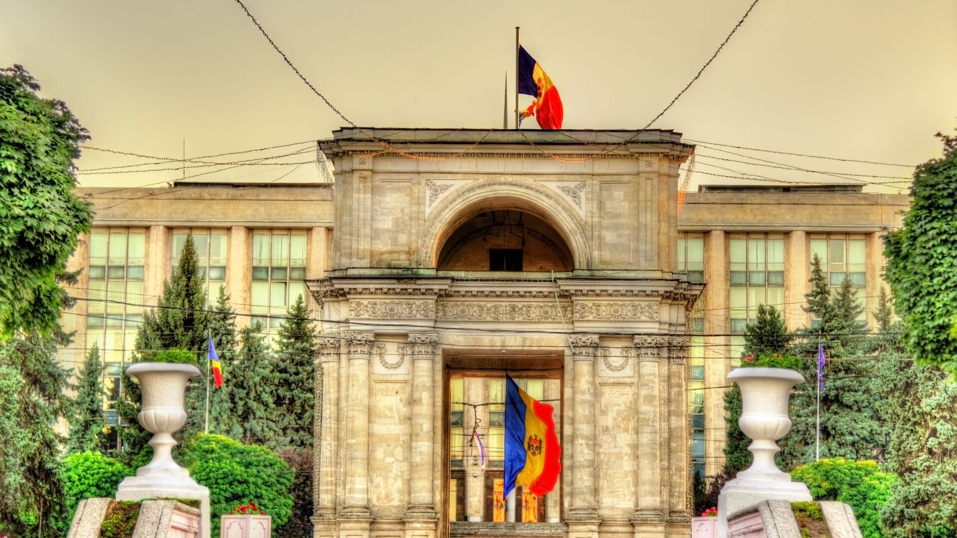 Молдавский флаг и Триумфальная арка в Кишиневе - Sputnik Грузия, 1920, 23.05.2023