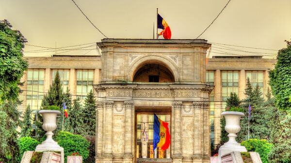 Молдавский флаг и Триумфальная арка в Кишиневе - Sputnik Грузия