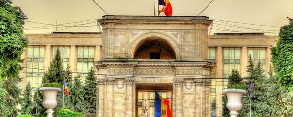 Молдавский флаг и Триумфальная арка в Кишиневе - Sputnik Грузия