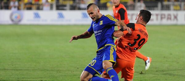 Игрок Ростова Фёдор Кудряшов и игрок Урала Георгий Чантурия (справа) в матче 2-го тура чемпионата России по футболу среди клубов Премьер-лиги между ФК Ростов (Ростов-на-Дону) и ФК Урал (Екатеринбург) - Sputnik Грузия