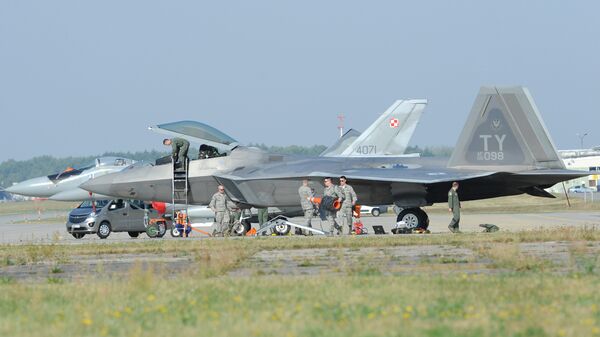 Самолет ВВС США F-22 Raptor на военной базе в Ласке, Польша - Sputnik Грузия