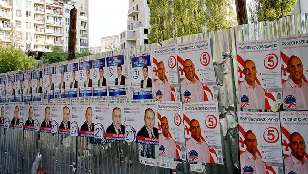 Предвыборные плакаты на заборах и стенах домов в столице Грузии. Архивное фото - Sputnik Грузия