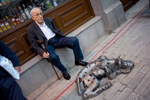 ასაკოვანი მამაკაცი,ძაღლის  ახლადდადგმულ ლითონის სკულპტურასთან. - Sputnik საქართველო