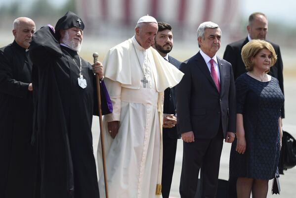 Католикос всех армян Гарегин II, папа римский Франциск, прибывший с визитом в Армению, и президент Армении Серж Саргсян (на первом плане слева направо) в аэропорту Звартноц. - Sputnik Грузия
