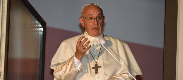 Папа римский Франциск обращается к верующим из окна Дворца краковских архиепископов в рамках Всемирных Дней Молодежи. - Sputnik Грузия