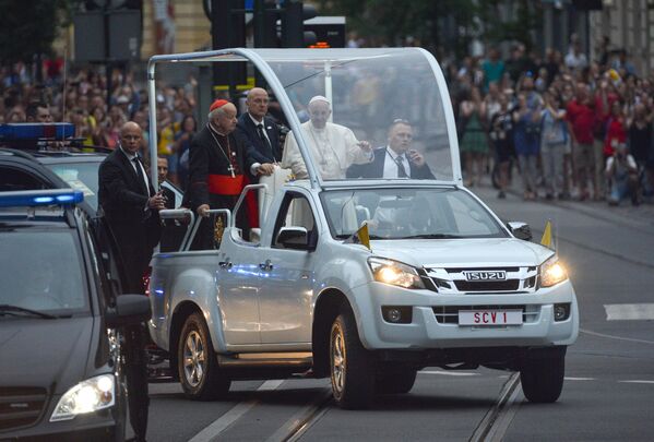 Папа Римский Франциск (второй справа) приветствует жителей и гостей Кракова в рамках своей поездки в Польшу для участия во Всемирных Днях молодежи. - Sputnik Грузия
