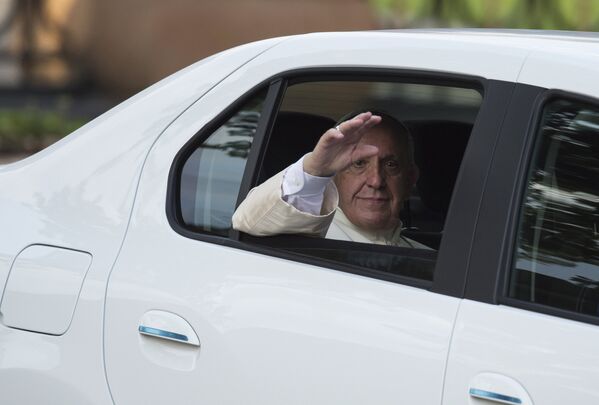 Папа Римский Франциск уезжает в автомобиле после встречи с президентом Армении Сержем Саргсяном. - Sputnik Грузия