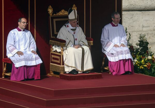 Папа Римский Франциск во время церемонии интронизации на площади Святого Петра в Ватикане. - Sputnik Грузия
