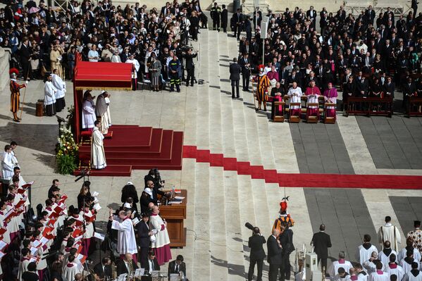 Папа Римский Франциск во время церемонии интронизации на площади Святого Петра в Ватикане. - Sputnik Грузия
