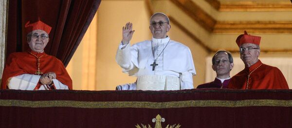 Новоизбранный папа римский Франциск (в центре) на балконе главного католического храма - Собора святого Петра перед верующими произносит традиционное благословение. 13 марта кардиналы на конклаве избрали нового понтифика - 266-го главу Римско-католической церкви - аргентинского архиепископа Буэнос-Айреса (Аргентина) кардинала Хорхе Марио Бергольо. - Sputnik საქართველო