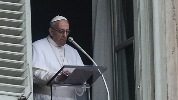 Папа римский Франциск выступает с проповедью перед верующими на площади Святого Петра в Ватикане. - Sputnik Грузия