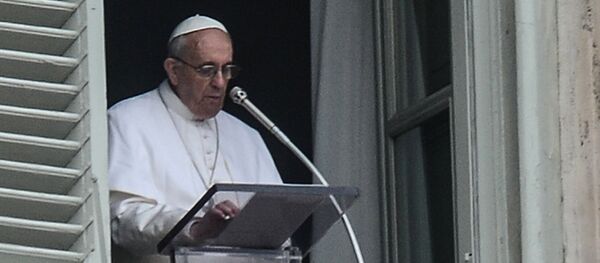 Папа римский Франциск выступает с проповедью перед верующими на площади Святого Петра в Ватикане. - Sputnik Грузия