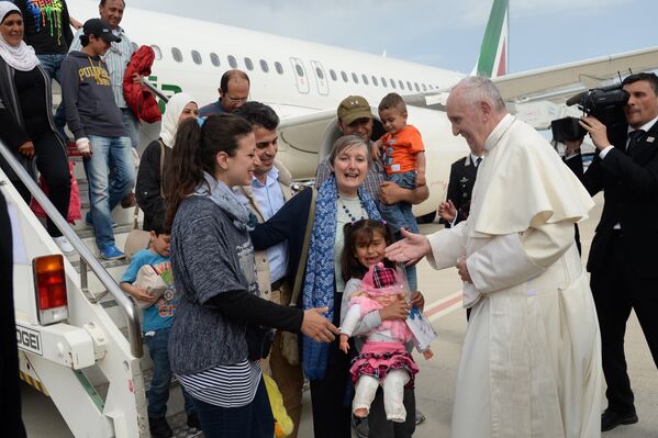 Папа Римский Франциск приветствует группу беженцев из Сирии, которые были доставлены самолетом в Рим. - Sputnik Грузия