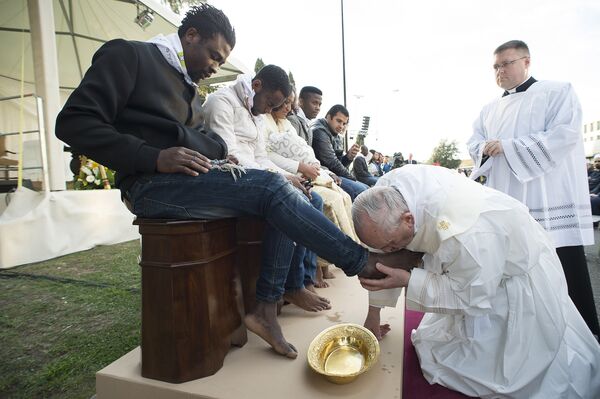 Папа Римский Франциск целует ноги беженцам различного вероисповедания в знак того, что все равны перед Богом. Рим, 24 марта 2016 года. - Sputnik Грузия