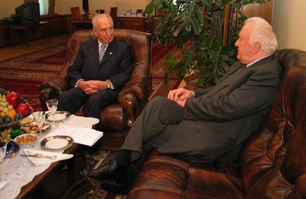 Шимон Перес и Эдуард Шеварднадзе Шимон Перес и Эдуард Шеварднадзе - Sputnik Грузия