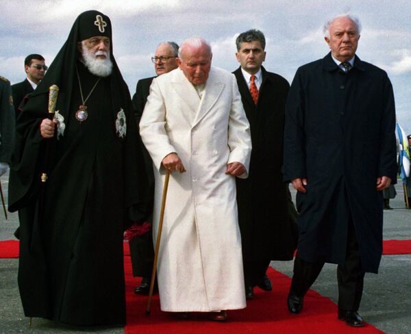 В международном аэропорту в столице Грузии Папу Римского Иоанна Павла II встречали президент Грузии Эдуард Шеварднадзе и глава Грузинской Православной церкви Католикос-Патриарх Всея Грузии Илия II В международном аэропорту в столице Грузии Папу Римского Иоанна Павла II встречали президент Грузии Эдуард Шеварднадзе и глава Грузинской Православной церкви Католикос-Патриарх Всея Грузии Илия II - Sputnik Грузия