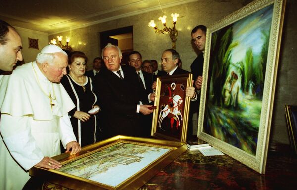 Папа Римский Иоанн Павел II знакомится с грузинским искусством Папа Римский Иоанн Павел II знакомится с грузинским искусством - Sputnik Грузия