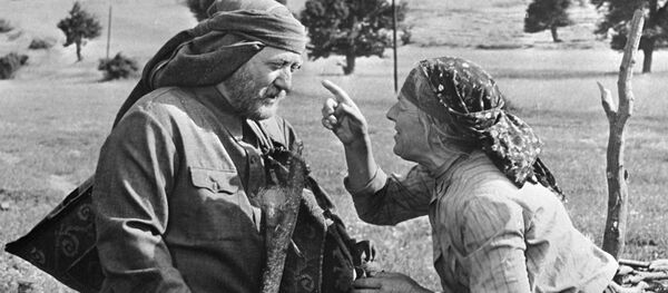 Григорий Ткабаладзе в роли Иллариона и Cеcилия Такаишвили в роли бабушки Ольги на съемках кинофильма Я, бабушка, Илико и Илларион. Режиссер Тенгиз Абуладзе - Sputnik Грузия