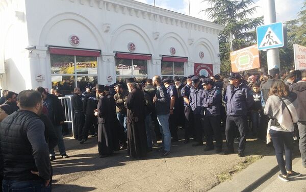 Акция протеста у стадиона в Тбилиси, где служит мессу Папа Римский - Sputnik საქართველო