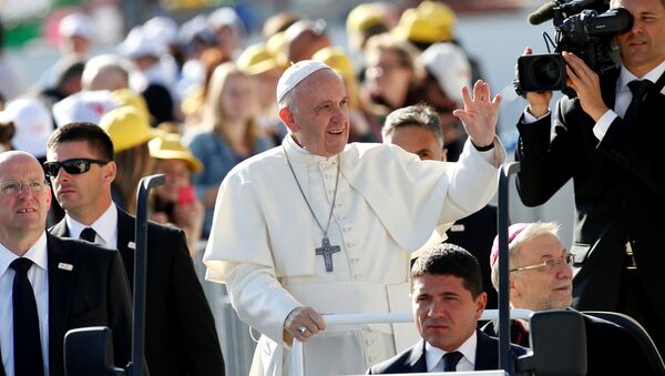 Папа Римский Франциск прибывает на стадион имени Михаила Месхи в Тбилиси - Sputnik Грузия