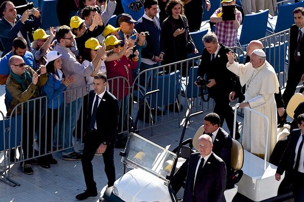 Папа Римский Франциск приветствует собравшихся на стадионе Михаила Месхи в Тбилиси перед началом католической мессы - Sputnik Грузия