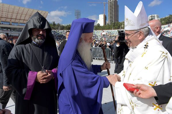 Папа Римский Франциск приветствует священнослужителей на католической мессе в столице Грузии - Sputnik Грузия