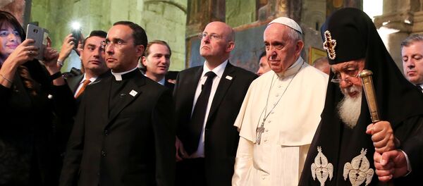Папа Римский Франциск и Католикос-Патриарх Всея Грузии Илия Второй во время посещения храма Светицховели во Мцхета - Sputnik Грузия
