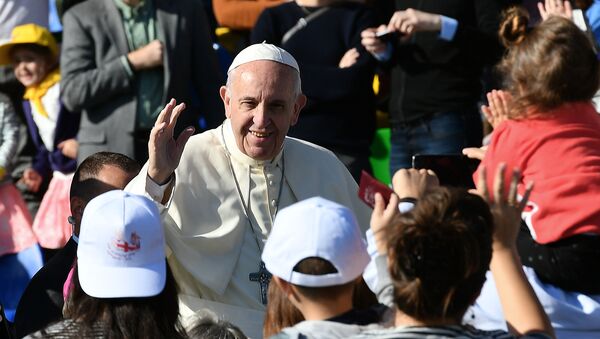 Папа Римский Франциск приветствует собравшихся на католическую мессу на стадионе имени Михаила Месхи в грузинской столице - Sputnik Грузия