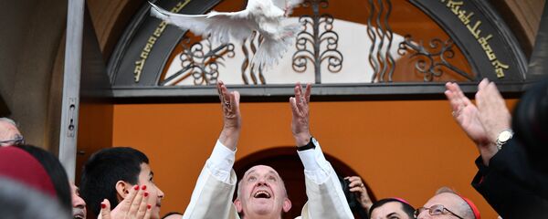 Папа Римский Франциск выпускает голубя мира после посещения Ассиро-халдейского храма в столице Грузии - Sputnik Грузия