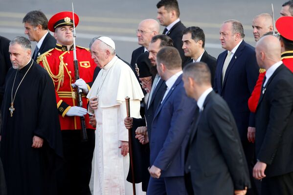 Папа Римский Франциск покидает Грузию. В аэропорту его провожал Католикос-Патриарх Всея Грузии Илия Второй - Sputnik Грузия