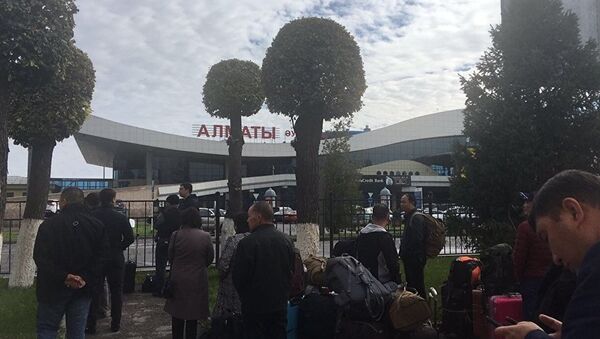 Эвакуация людей в аэропорту Алматы из-за разлива ртути - Sputnik Грузия