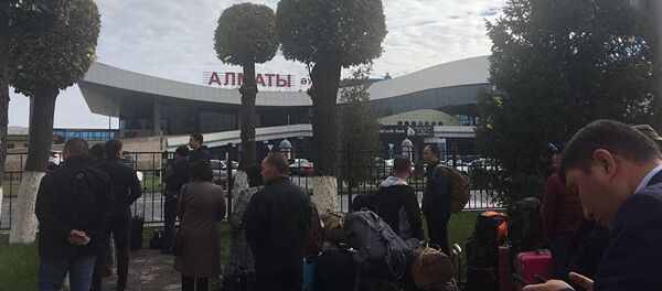 Эвакуация людей в аэропорту Алматы из-за разлива ртути - Sputnik Грузия