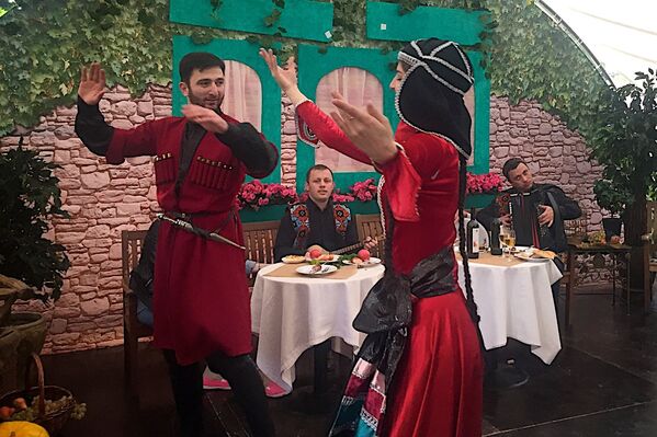 Гостям московского праздника Тбилисоба не только показывали грузинские танцы, но и учили их исполнять. - Sputnik Грузия