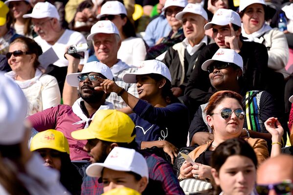 Верующие из разных стран во время католической мессы Папы Римского Франциска на стадионе имени Михаила Месхи - Sputnik საქართველო