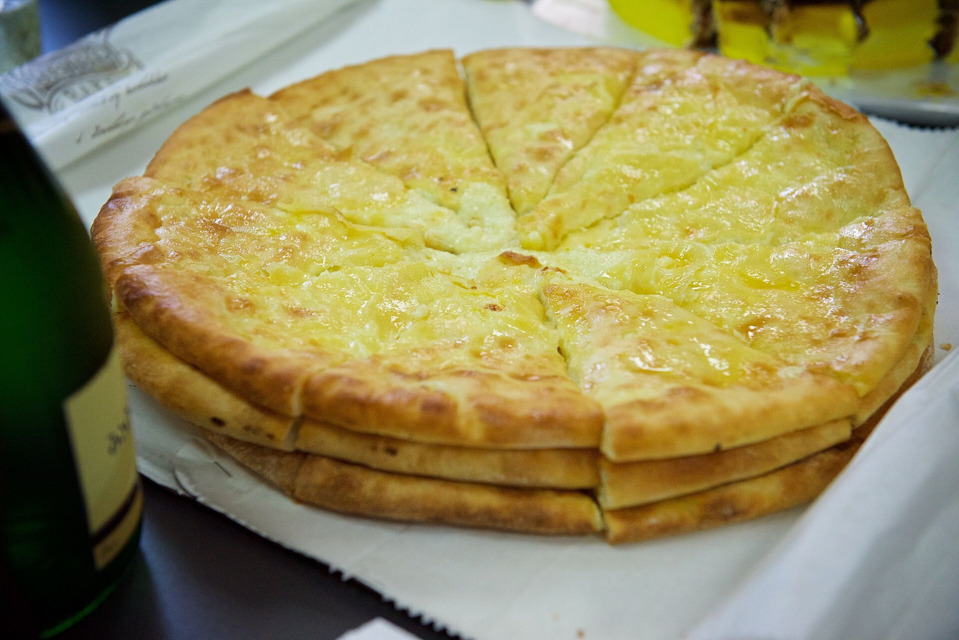 Грузинский пирог с сыром хачапури