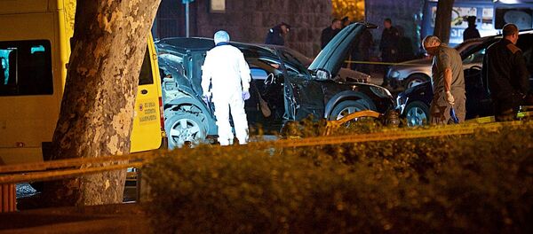 ნაციონალური მოძრაობის წევრის გივი თარგამაძის ავტომობილი, რომელიც  კოლმეურნეობის მოედანზე, პარტიის ოფისთან ახლოს აფეთდა. - Sputnik საქართველო