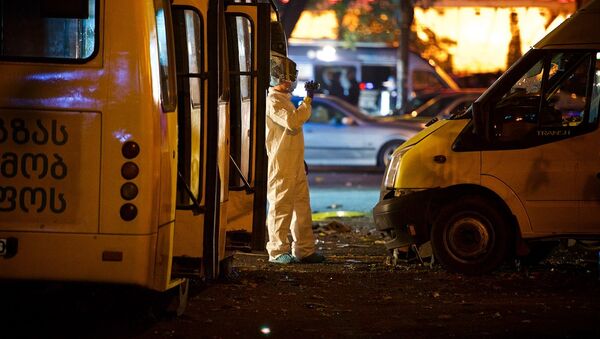 Криминалисты и сотрудники чрезвычайных служб работают на месте взрыва в столице Грузии - Sputnik Грузия