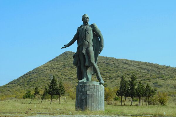 Памятник Михаилу Лермонтову установлен в месте, где происходит действие поэмы Мцыри - Sputnik Грузия