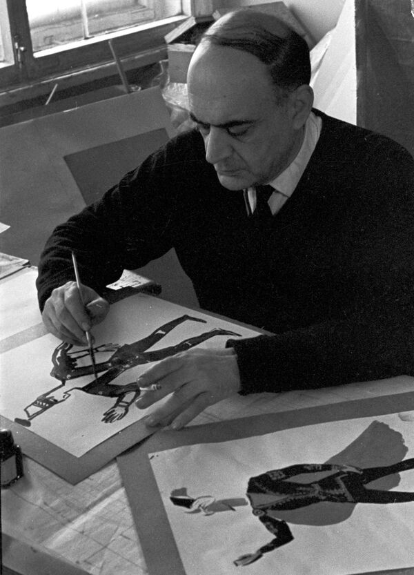 Народный художник РСФСР и Грузинской ССР Симон Вирсаладзе за работой над эскизами костюмов персонажей балета Легенда о любви Народный художник РСФСР и Грузинской ССР Симон Вирсаладзе за работой над эскизами костюмов персонажей балета Легенда о любви - Sputnik Грузия