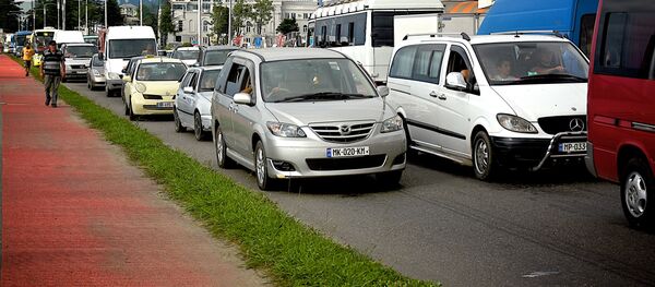 Машины едут по дороге в направлении центра Батуми - Sputnik Грузия