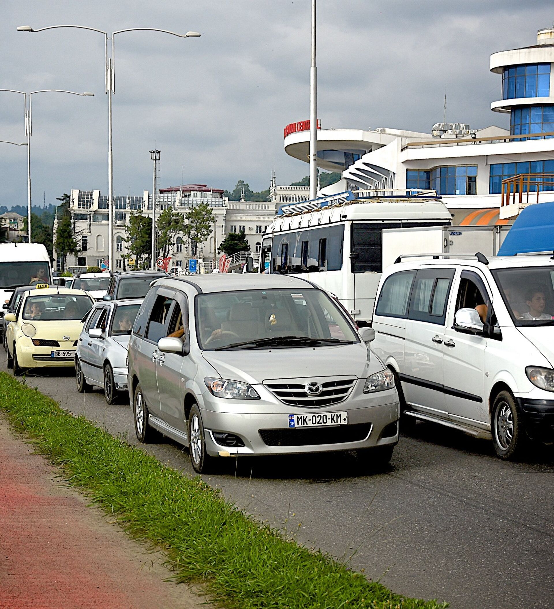 Автомобильный рынок города Батуми. Объездная дорога Батуми. Батуми на машине. Транспортные услуги в Батуми.