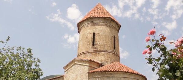 Азербайджанцы посещают древнюю церковь ради исполнения желаний - Sputnik Грузия