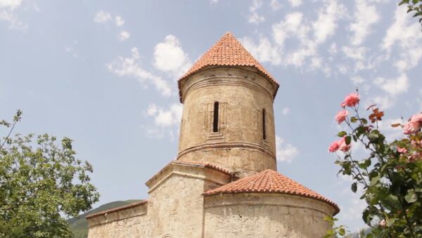 Азербайджанцы посещают древнюю церковь ради исполнения желаний - Sputnik Грузия
