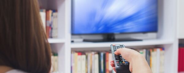 გოგონა ტელევიზორის წინ - Sputnik საქართველო